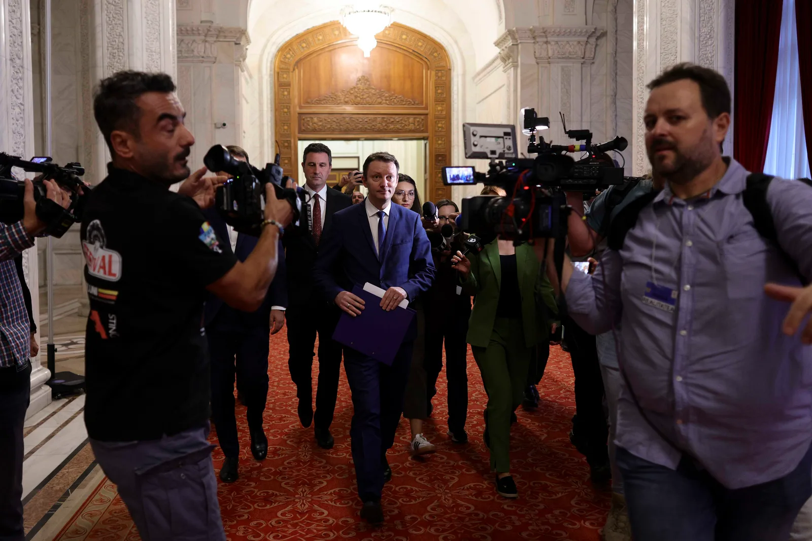 Tanczos Barna și Siegfried Mureșan în Parlament, înconjurați de jurnaliști.