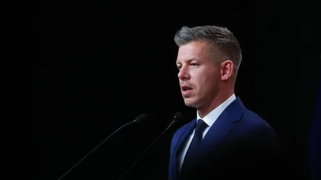 Peter Magyar discută despre politica externă a Ungariei la o conferință de presă.