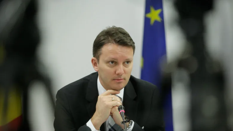 Reprezentant al comunității italiene discutând despre poziția politică.