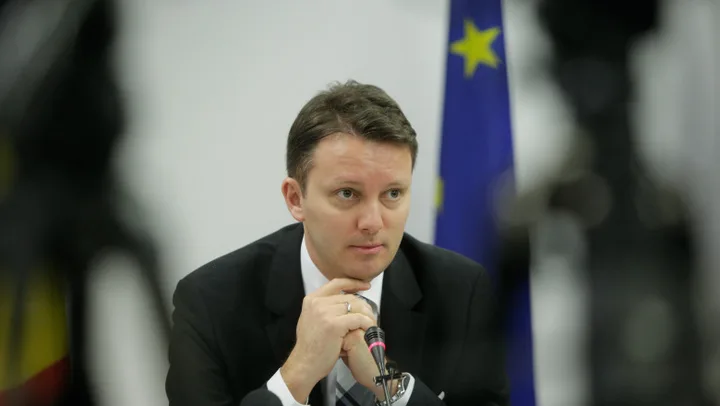Reprezentant al comunității italiene discutând despre poziția politică.