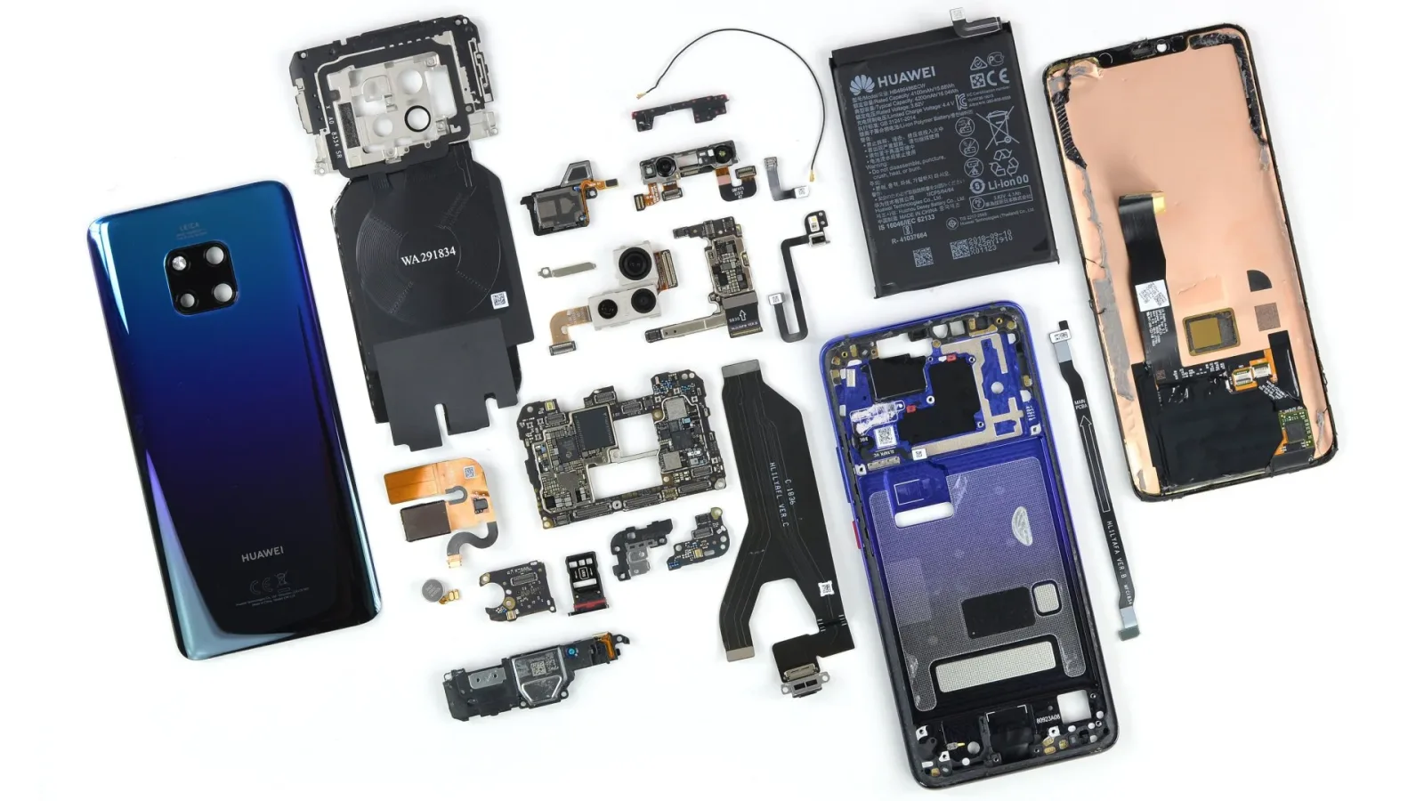 Telefoane demontate și componente electronice dispersate pe o masă.
