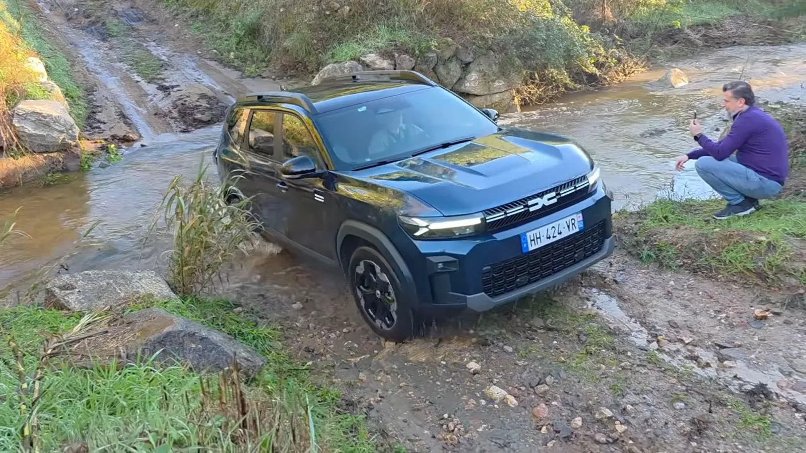 Dacia Duster Spirit of Sand traversând un râu în off-road.