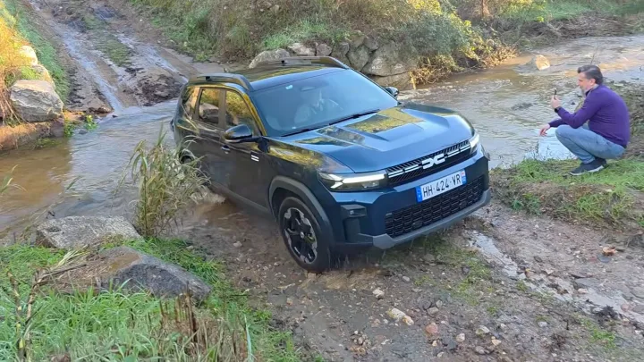 Dacia Duster Spirit of Sand traversând un râu în off-road.