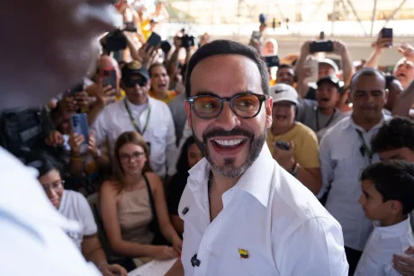 Abelardo de la Espriella zâmbind în mijlocul susținătorilor săi la un miting electoral.