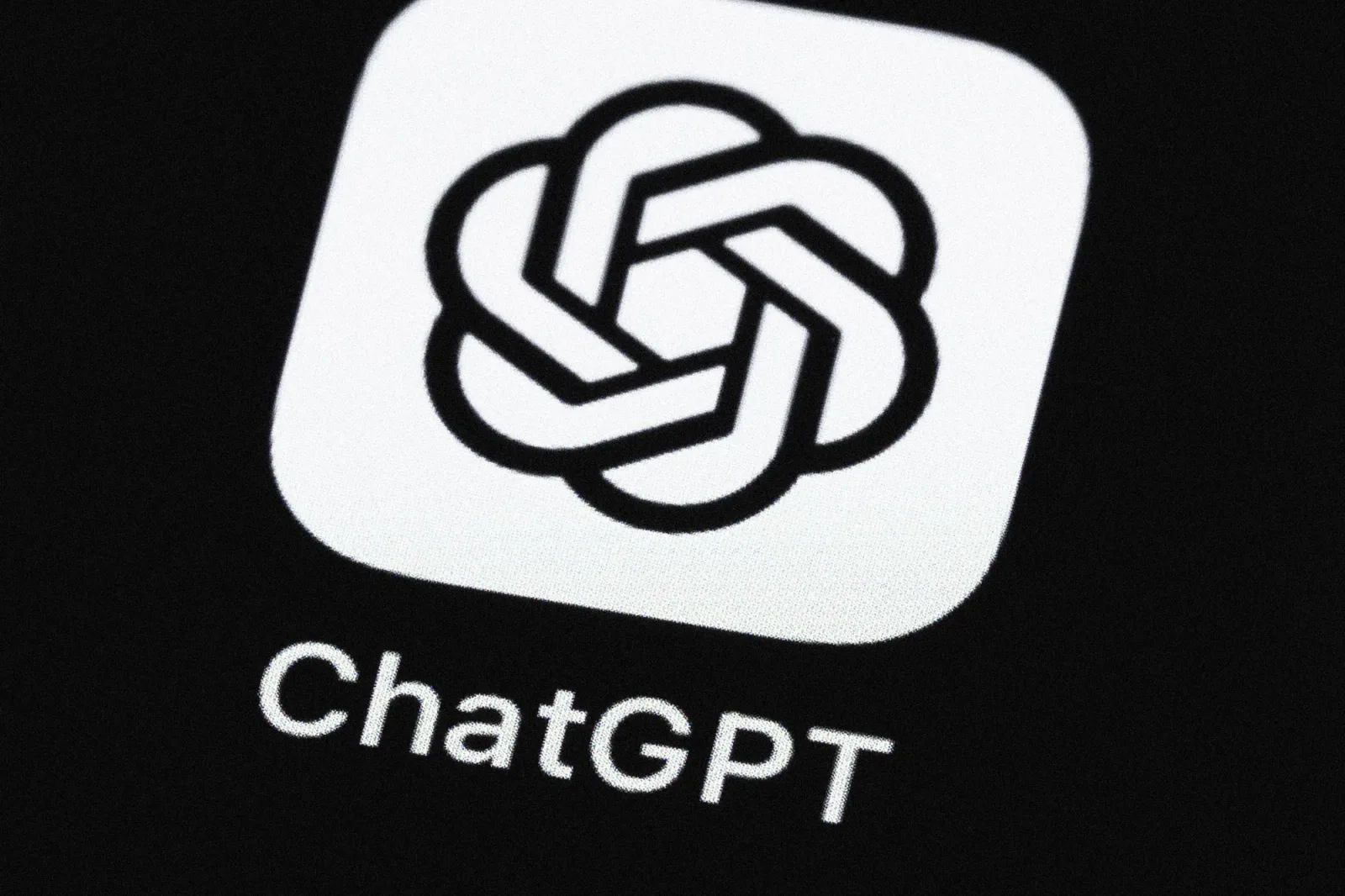 Logo ChatGPT pe un ecran întunecat, simbolizând inovația în AI.
