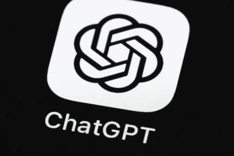 Logo ChatGPT pe un ecran întunecat, simbolizând inovația în AI.
