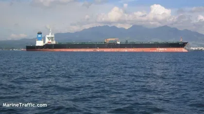 Petrolier iranian transportând țiței pe mare, în apropierea munților.