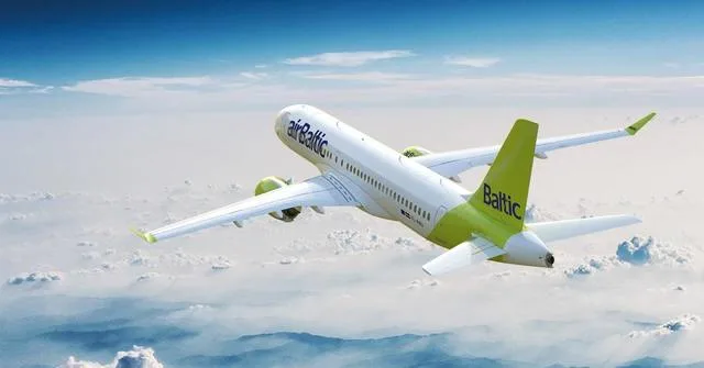 Avion airBaltic zburând deasupra norilor, simbolizând restructurarea companiei.
