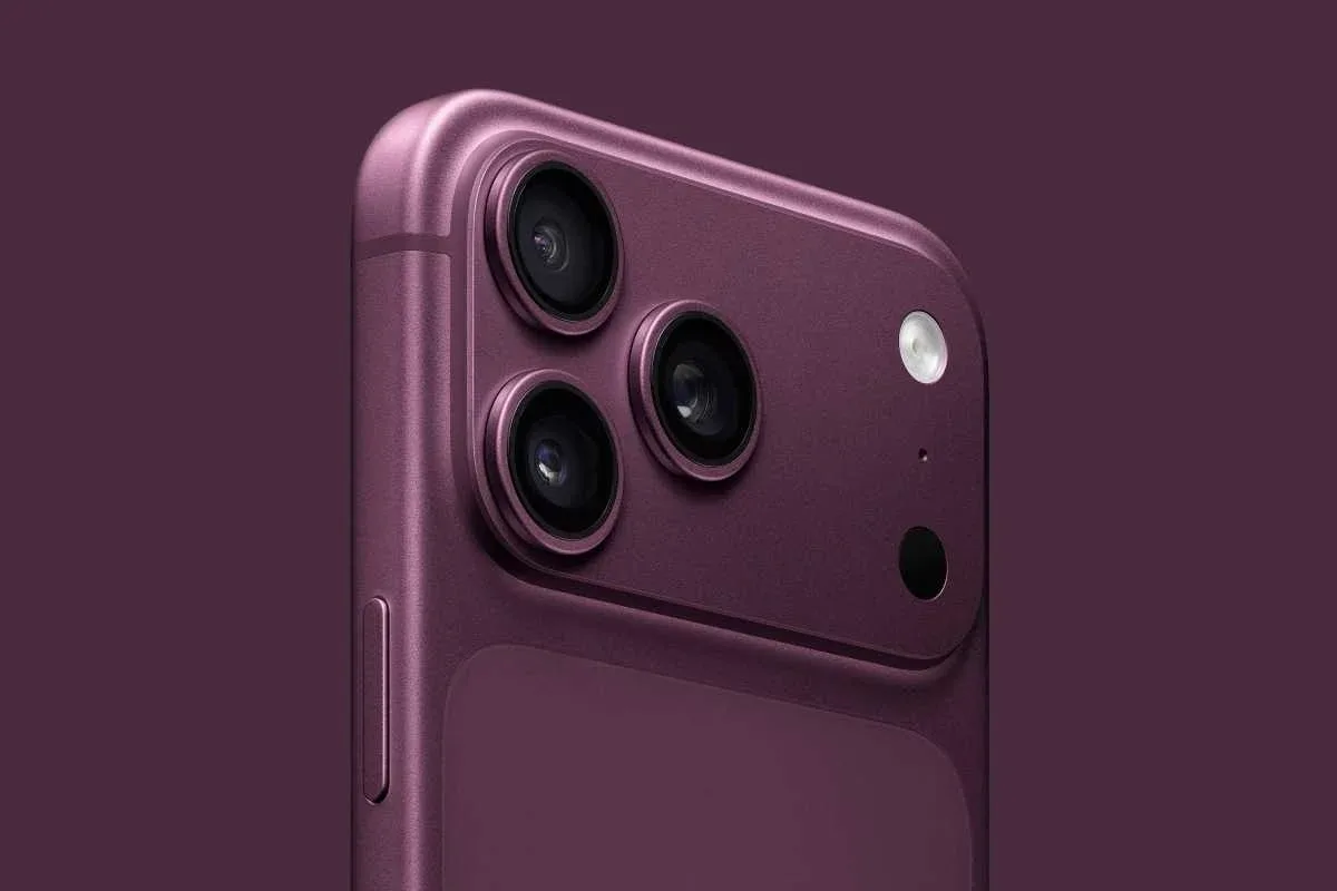Detaliu al camerei unui smartphone modern în nuanțe de violet.