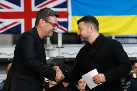 Andy Burnham și Volodimir Zelenski la baza navală Portsmouth.
