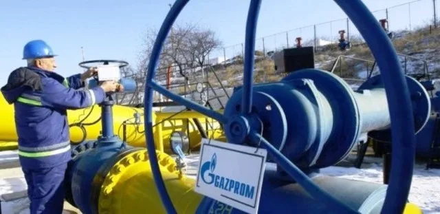 Un lucrător verifică echipamentele de la o stație de gaz.