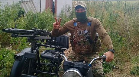 Soldat pe motocicletă, simbol al mobilității în conflictul din Ucraina.