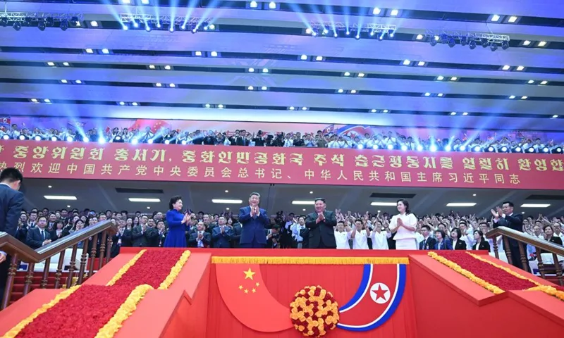 Xi Jinping și Kim Jong Un la un spectacol artistic în Phenian.