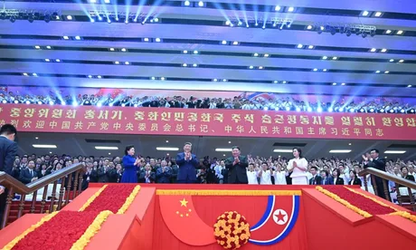 Xi Jinping și Kim Jong Un la un spectacol artistic în Phenian.