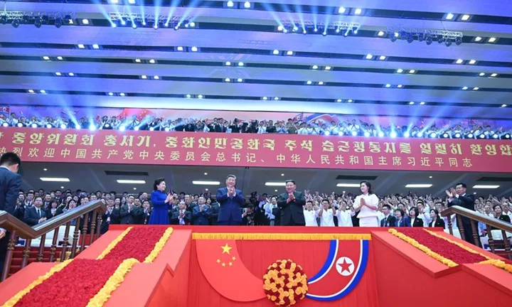 Xi Jinping și Kim Jong Un la un spectacol artistic în Phenian.