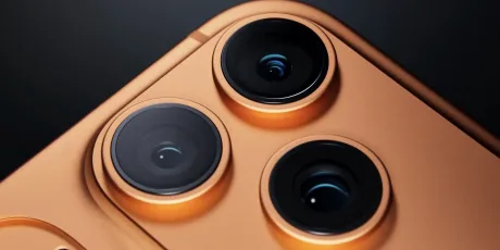 Detaliu al camerelor unui smartphone modern, evidențiind designul elegant.