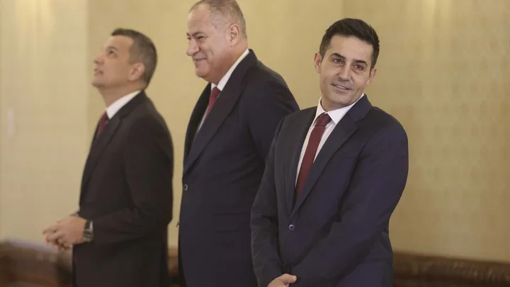 Liderii PSD discutând despre viitorul politic și economic al României.