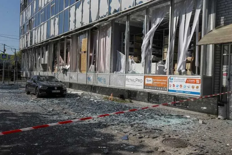 Clădire avariată și sticlă spartă după atacurile recente din Ucraina.