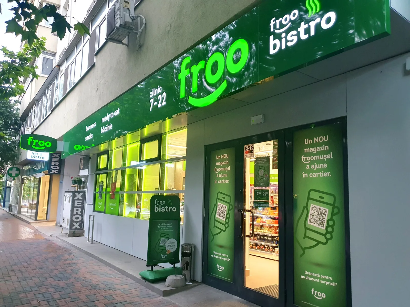 Magazin Froo bistro cu uși verzi și iluminat modern în București.