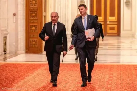 Ilie Bolojan și Mircea Abrudean discutând în Senat.