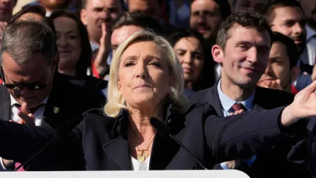 Marine Le Pen se adresează susținătorilor într-un moment de intensitate politică.