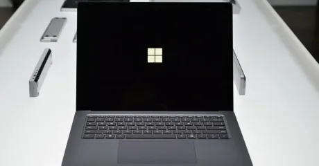 Laptop Surface Ultra cu ecran luminos și design elegant, pregătit pentru sarcini AI.