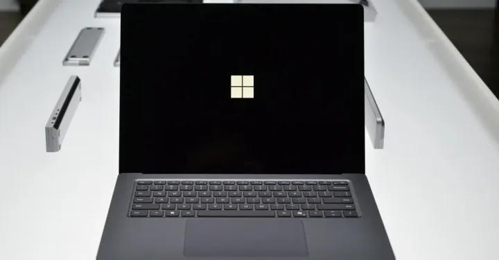 Laptop Surface Ultra cu ecran luminos și design elegant, pregătit pentru sarcini AI.