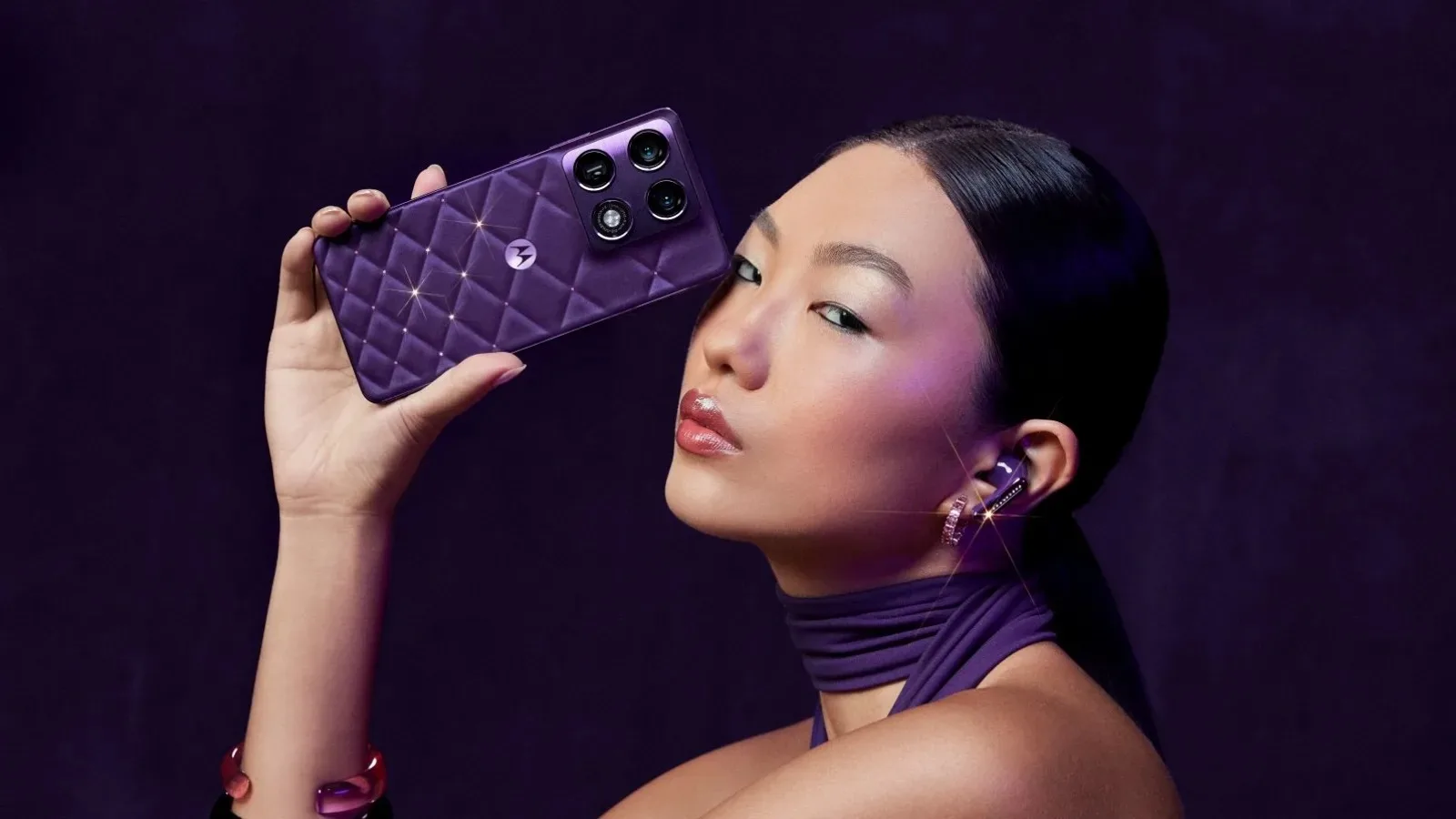 Un smartphone elegant în nuanțe de violet, cu accesorii moderne.