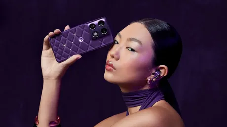 Un smartphone elegant în nuanțe de violet, cu accesorii moderne.
