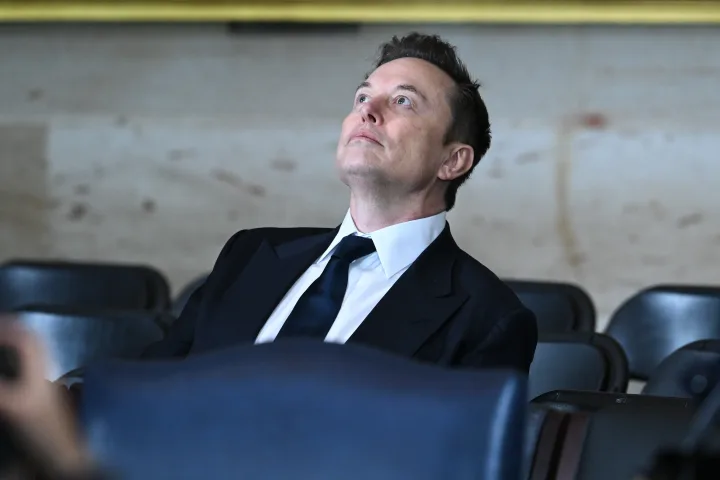 Elon Musk contemplând viitorul SpaceX și listarea pe Nasdaq.
