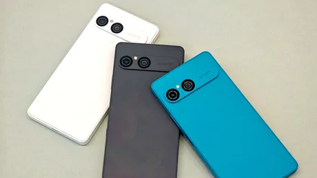 Trei telefoane Sony Xperia 10 VIII în culori diferite, cu design similar modelului anterior.
