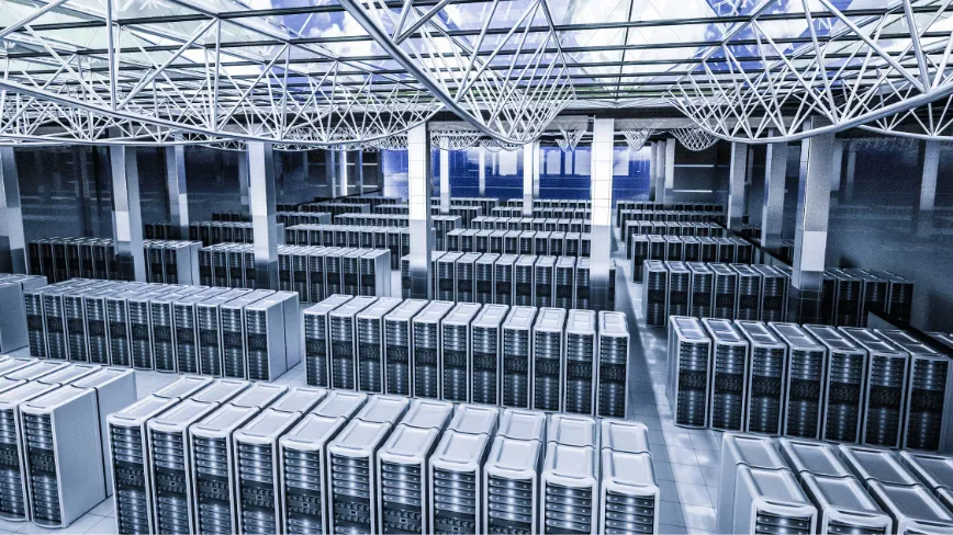 Interiorul unui centru de date modern, cu rânduri de servere organizate.