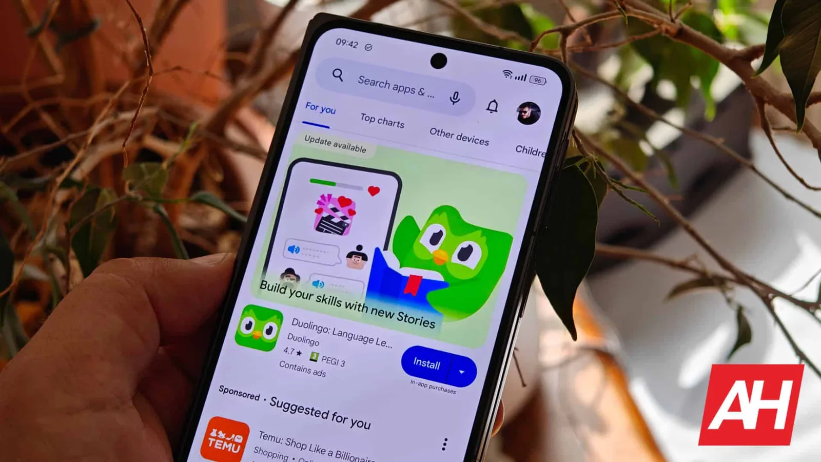 Un telefon mobil afișează aplicația Duolingo în Google Play.