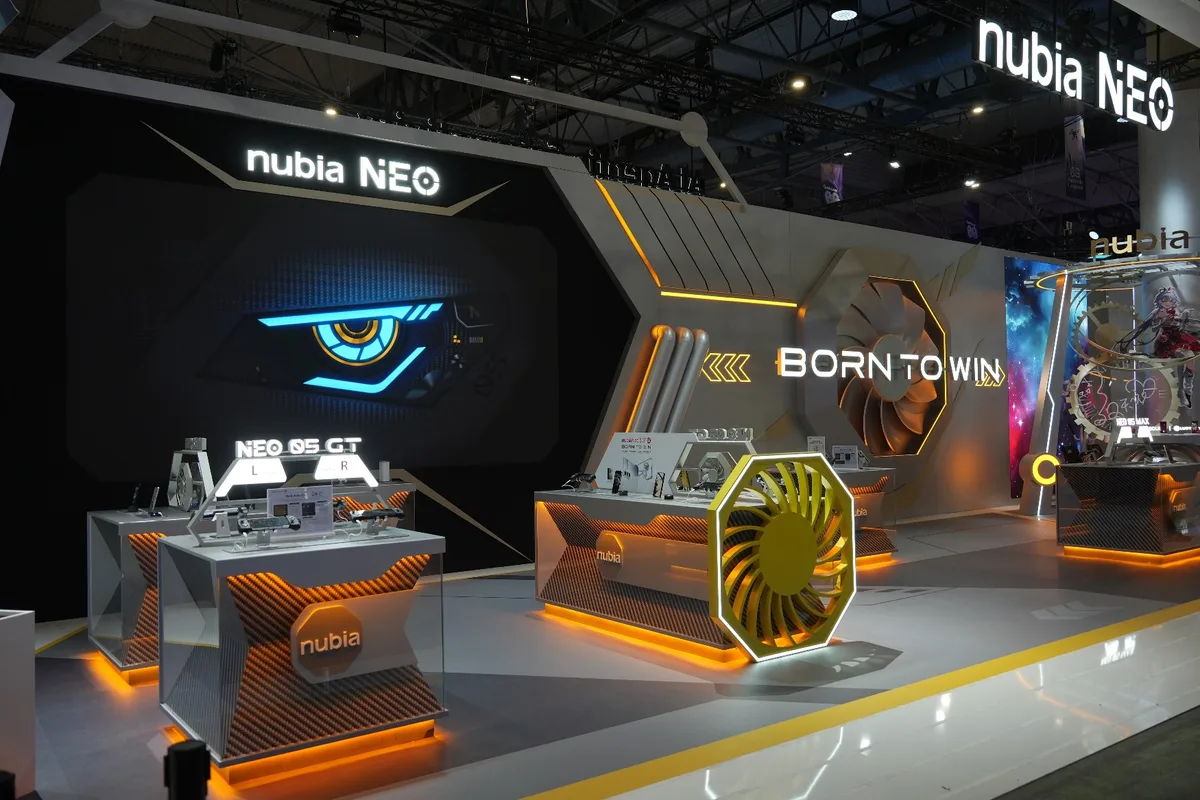 Standul nubia cu smartphone-uri de gaming la MWC 2026.