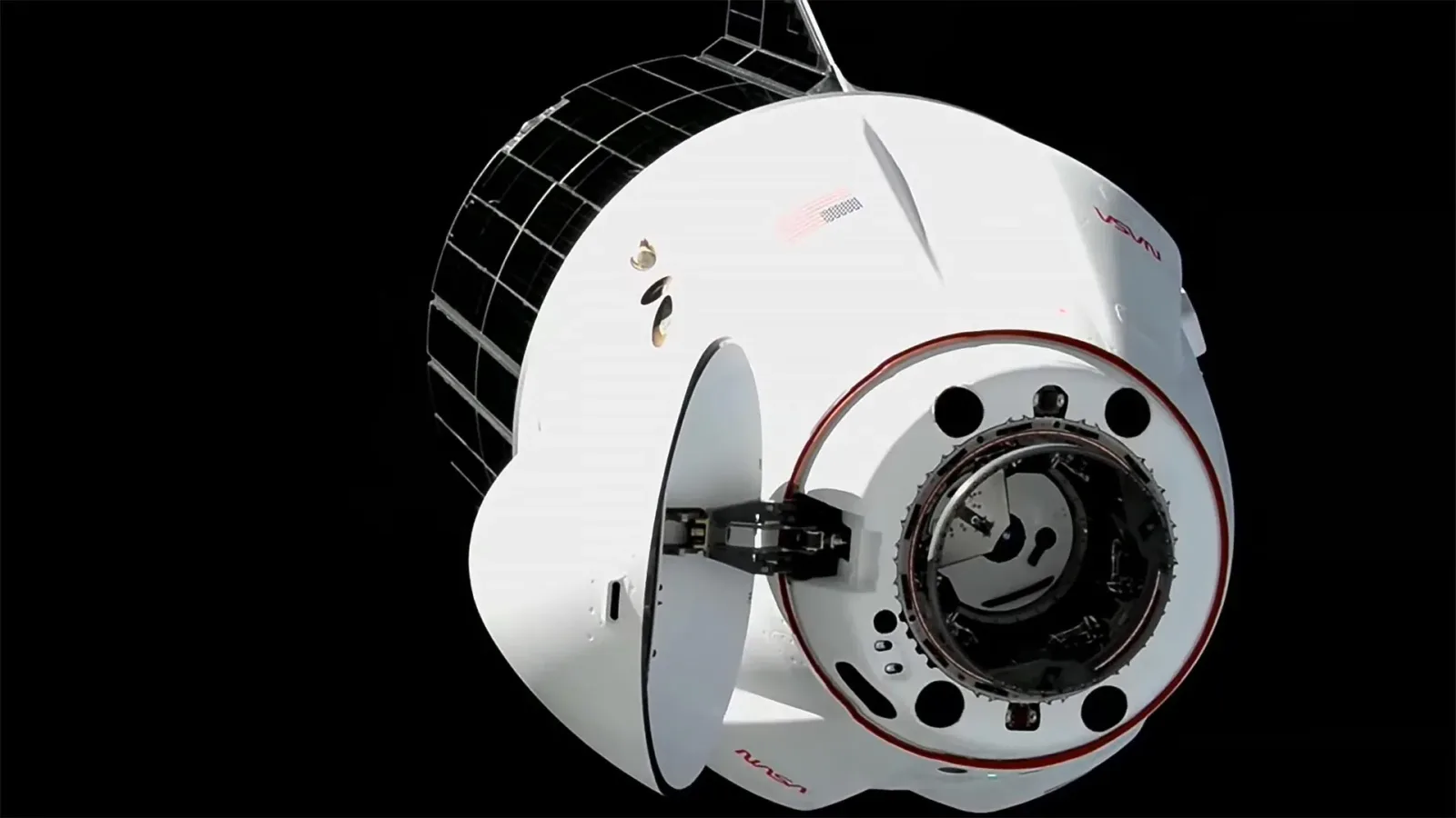Capsula Dragon a SpaceX andocând la Stația Spațială Internațională pentru livrarea de echipamente.