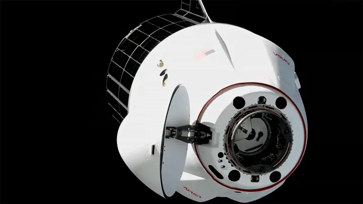 Capsula Dragon a SpaceX andocând la Stația Spațială Internațională pentru livrarea de echipamente.