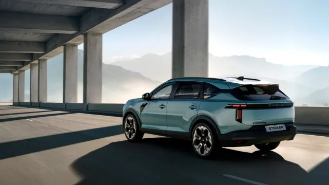 Dacia Striker pe un drum modern, cu peisaj montan în fundal.