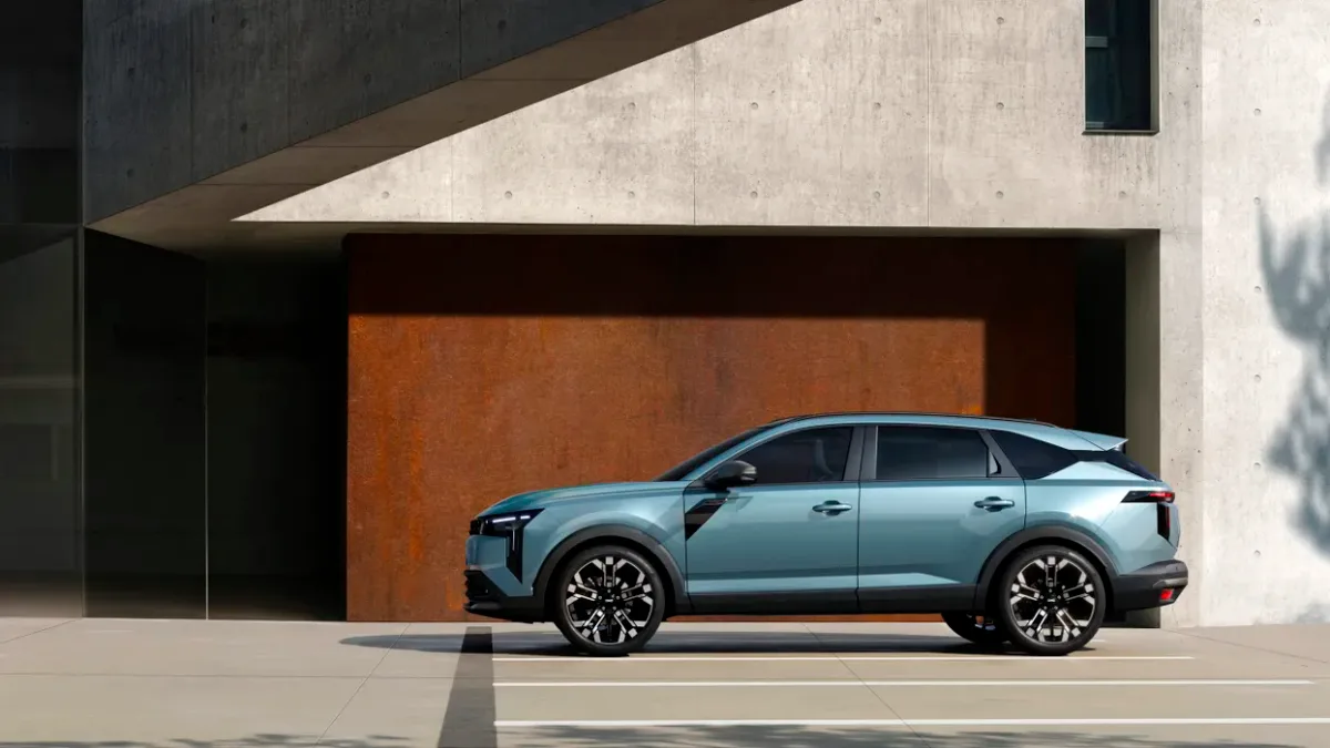 Dacia Striker parcând lângă un perete de beton, cu un design elegant.