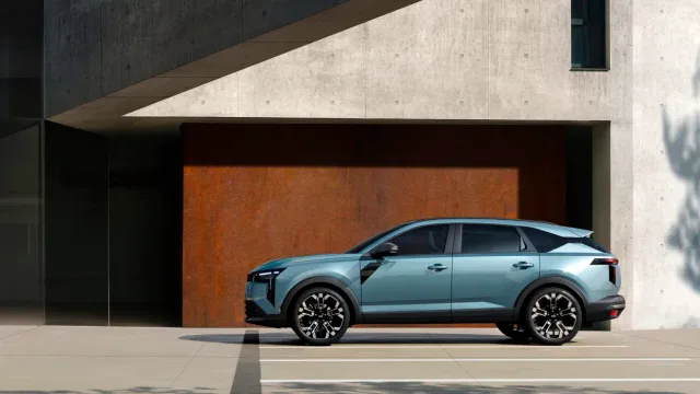 Dacia Striker parcând lângă un perete de beton, cu un design elegant.