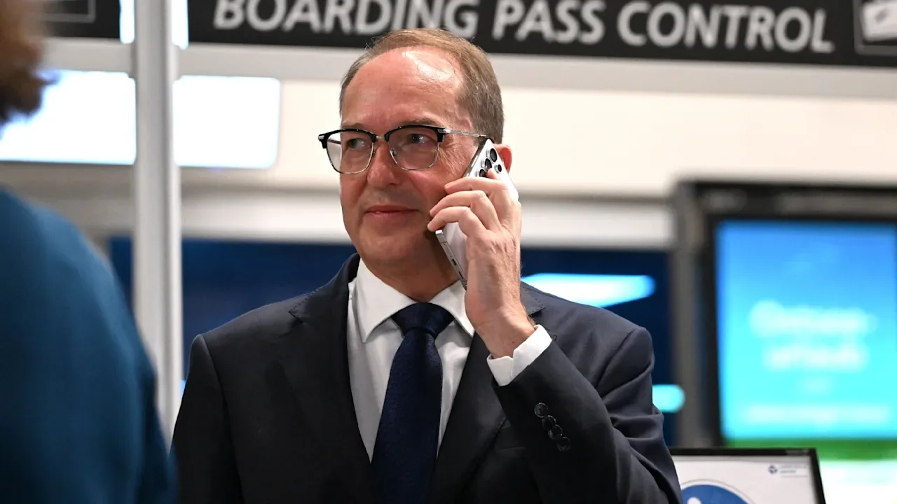Ministrul german de Interne discutând despre securitatea aeroportului Leipzig/Halle.