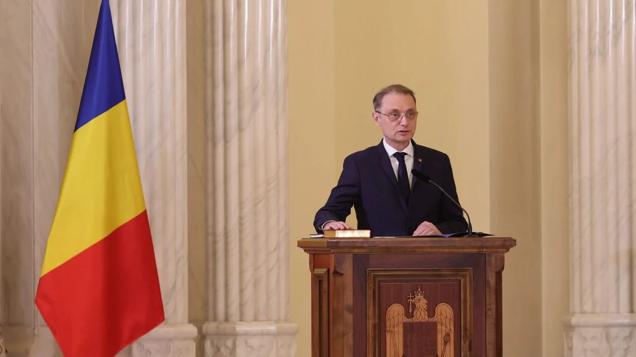 Luca Niculescu susținând o declarație în fața Parlamentului României.