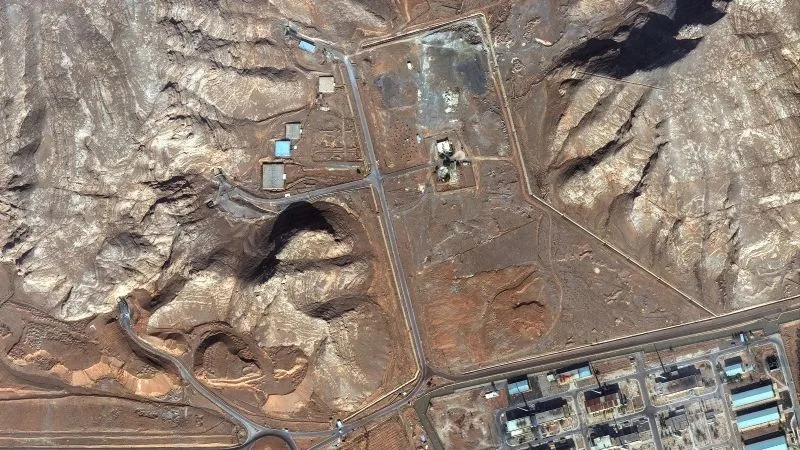 Complexul nuclear din Iran, cu teren arid și structuri vizibile.