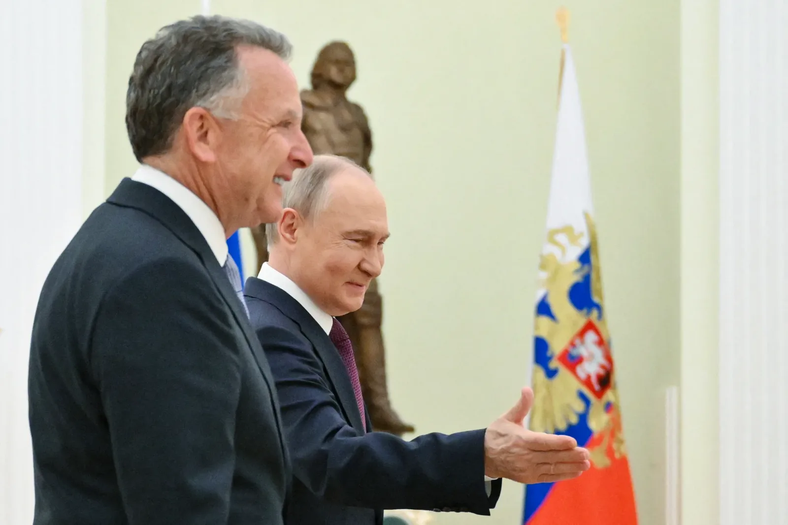 Steve Witkoff și Vladimir Putin la întâlnirea din Rusia.