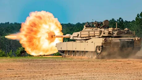Tanc M60A3 în acțiune, demonstrând puterea de foc modernizată.