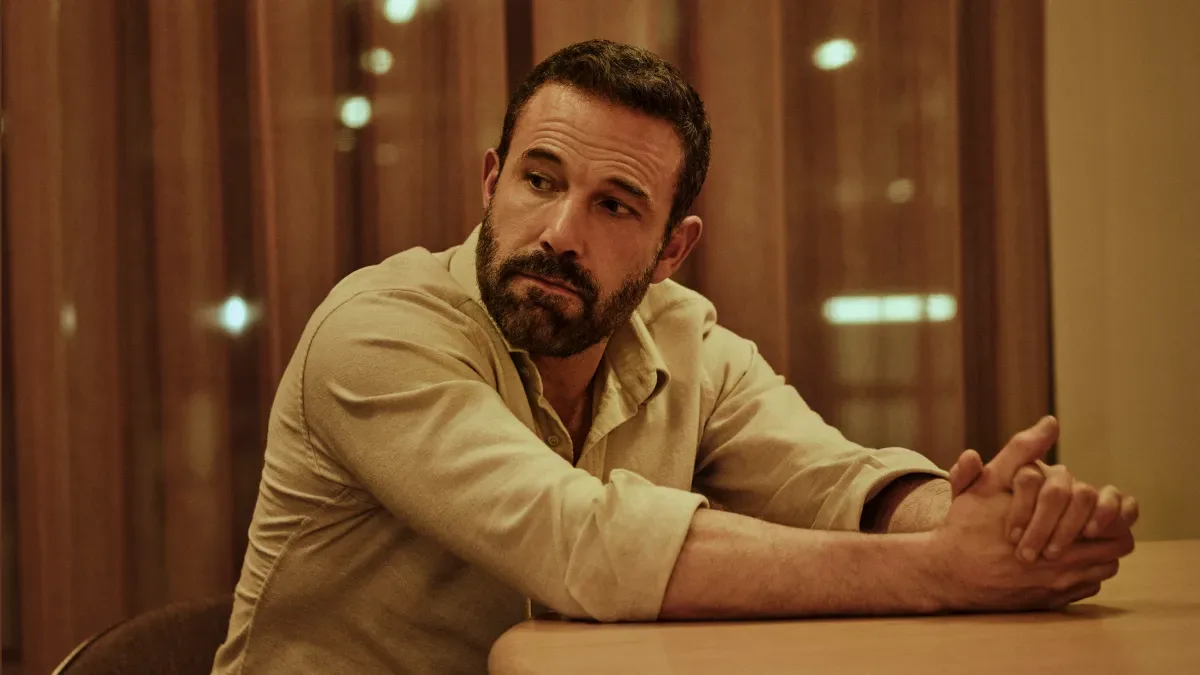 Ben Affleck într-un cadru de film, reflectând asupra creativității umane.