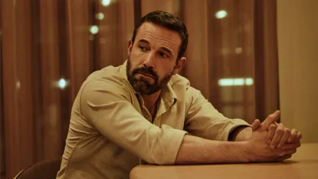 Ben Affleck într-un cadru de film, reflectând asupra creativității umane.