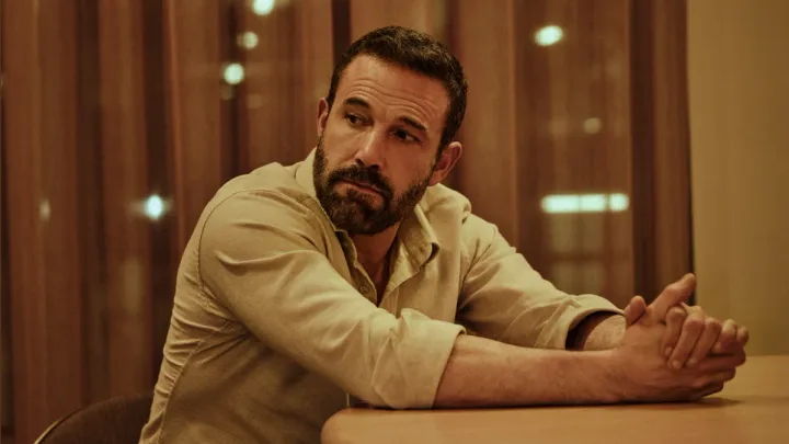 Ben Affleck într-un cadru de film, reflectând asupra creativității umane.