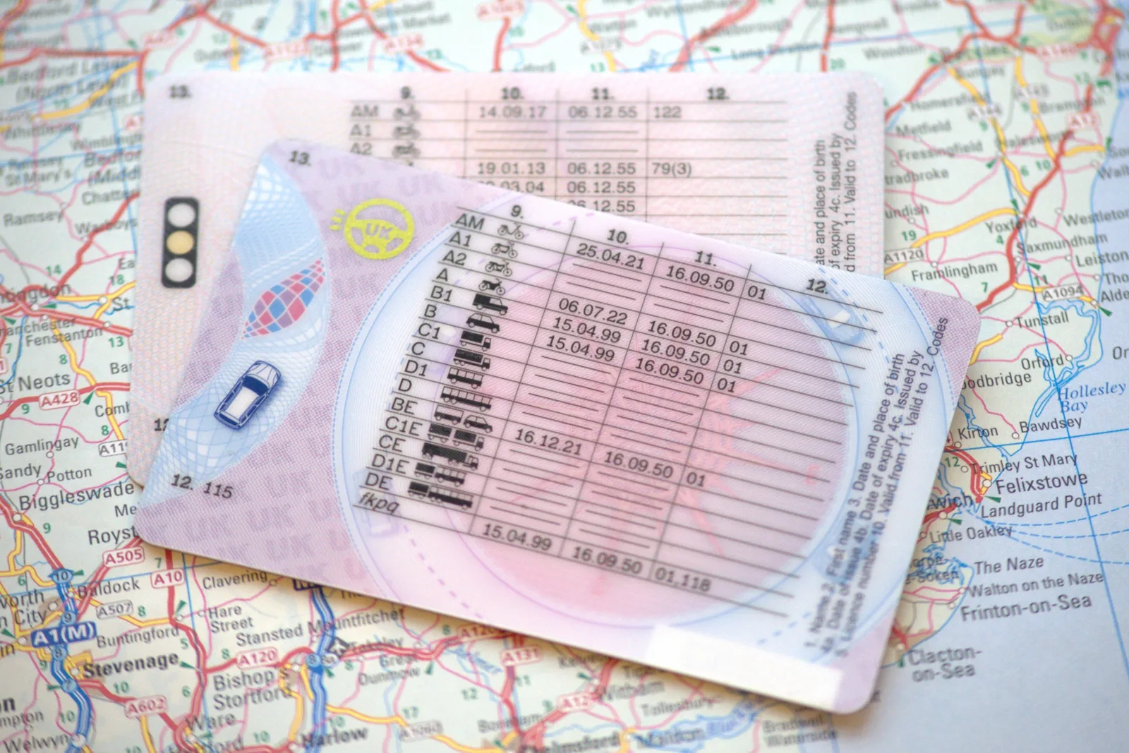 Permis de conducere pe un fundal de hartă rutieră.