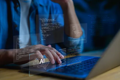 Un programator lucrează cu asistentul AI pe laptop, generând cod automat.