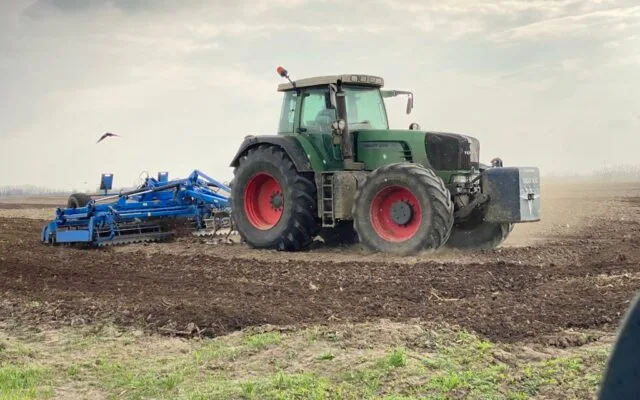 Tractor pe un câmp arat, simbolizând provocările agriculturii românești.